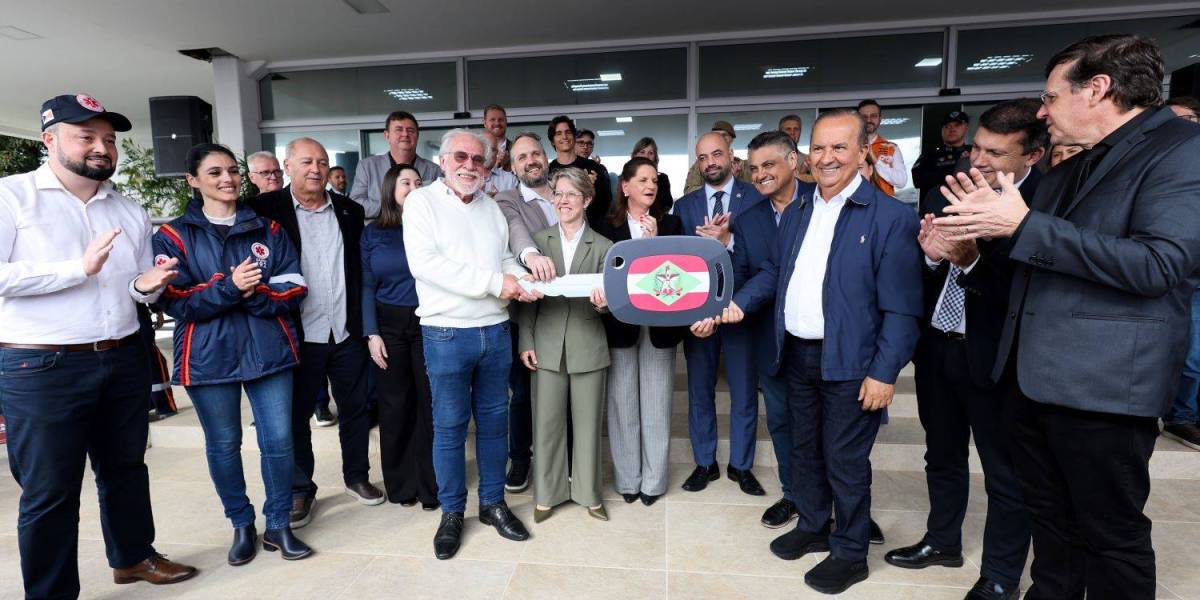 Governador Jorginho Mello entrega motolâncias, equipamentos e uniformes para o Samu 
