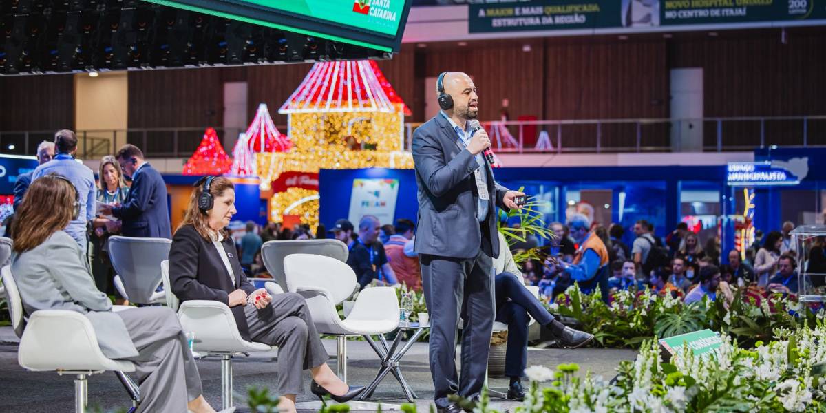 Secretário de Estado da Saúde realiza palestra no Comac 2025, em Balneário Camboriú