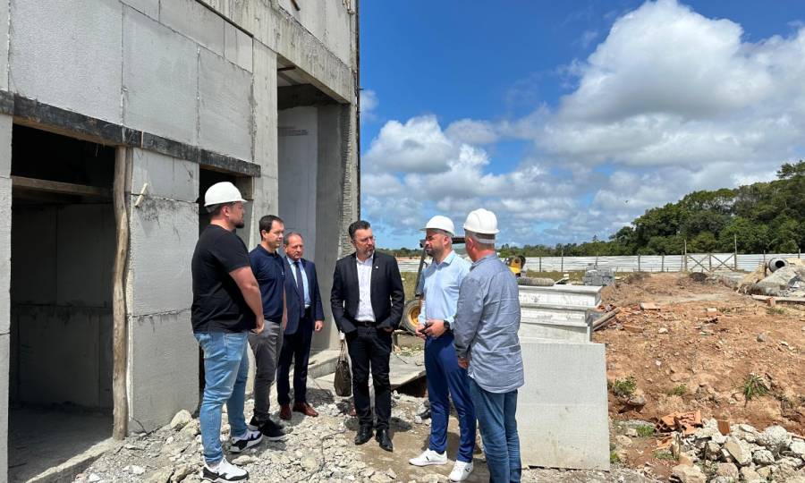 Secretário da Saúde acompanha obras do novo Hospital de Araquari e debate atendimentos especializados