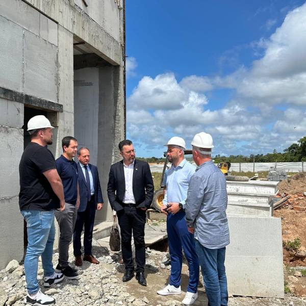 Secretário da Saúde acompanha obras do novo Hospital de Araquari e debate atendimentos especializados