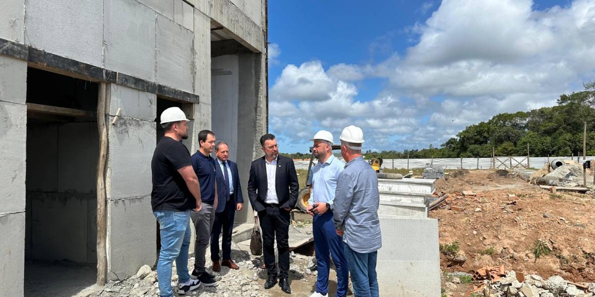 Secretário da Saúde acompanha obras do novo Hospital de Araquari e debate atendimentos especializados