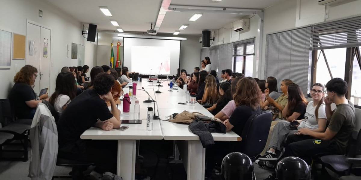 Secretaria de Saúde recebe acadêmicos de fisioterapia da UDESC para apresentação de ações de promoção e prevenção em saúde