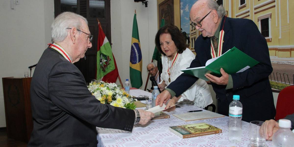 Importante nome da saúde catarinense, Dr. Murillo Capella toma posse na Academia Catarinense de Letras