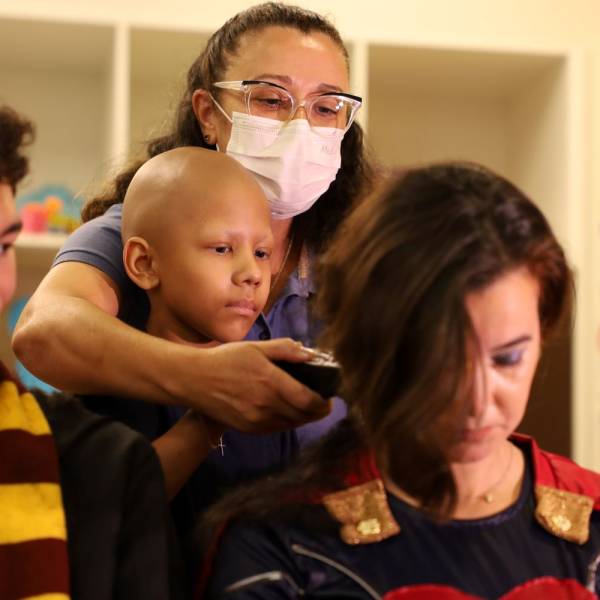 Crianças do HIJG raspam o cabelo de super-heróis em ação pelo diagnóstico precoce do câncer infantil