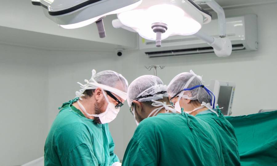 Hospital Santo Antônio, de Blumenau, realiza primeira cirurgia de revisão de prótese de quadril em nova estratégia estadual