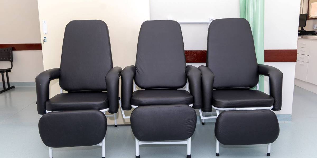 Saúde Estadual entrega 46 novas poltronas à Maternidade Carmela Dutra 