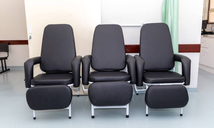 Saúde Estadual entrega 46 novas poltronas à Maternidade Carmela Dutra 