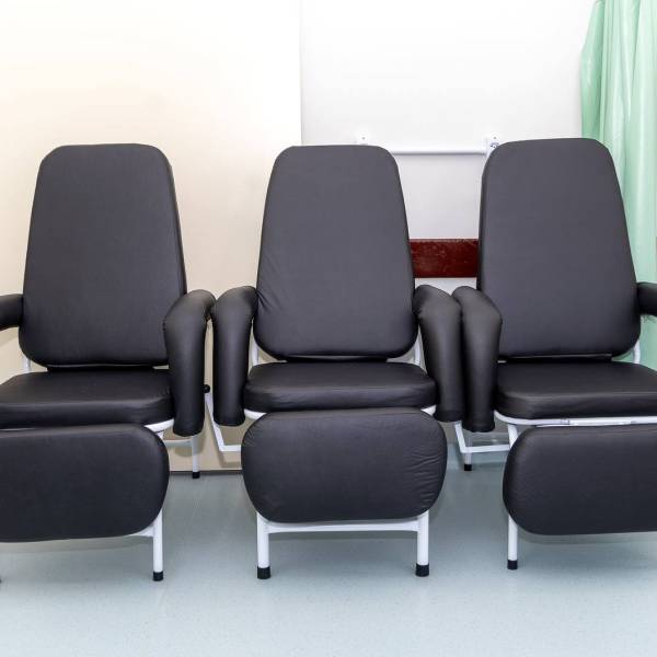 Saúde Estadual entrega 46 novas poltronas à Maternidade Carmela Dutra 