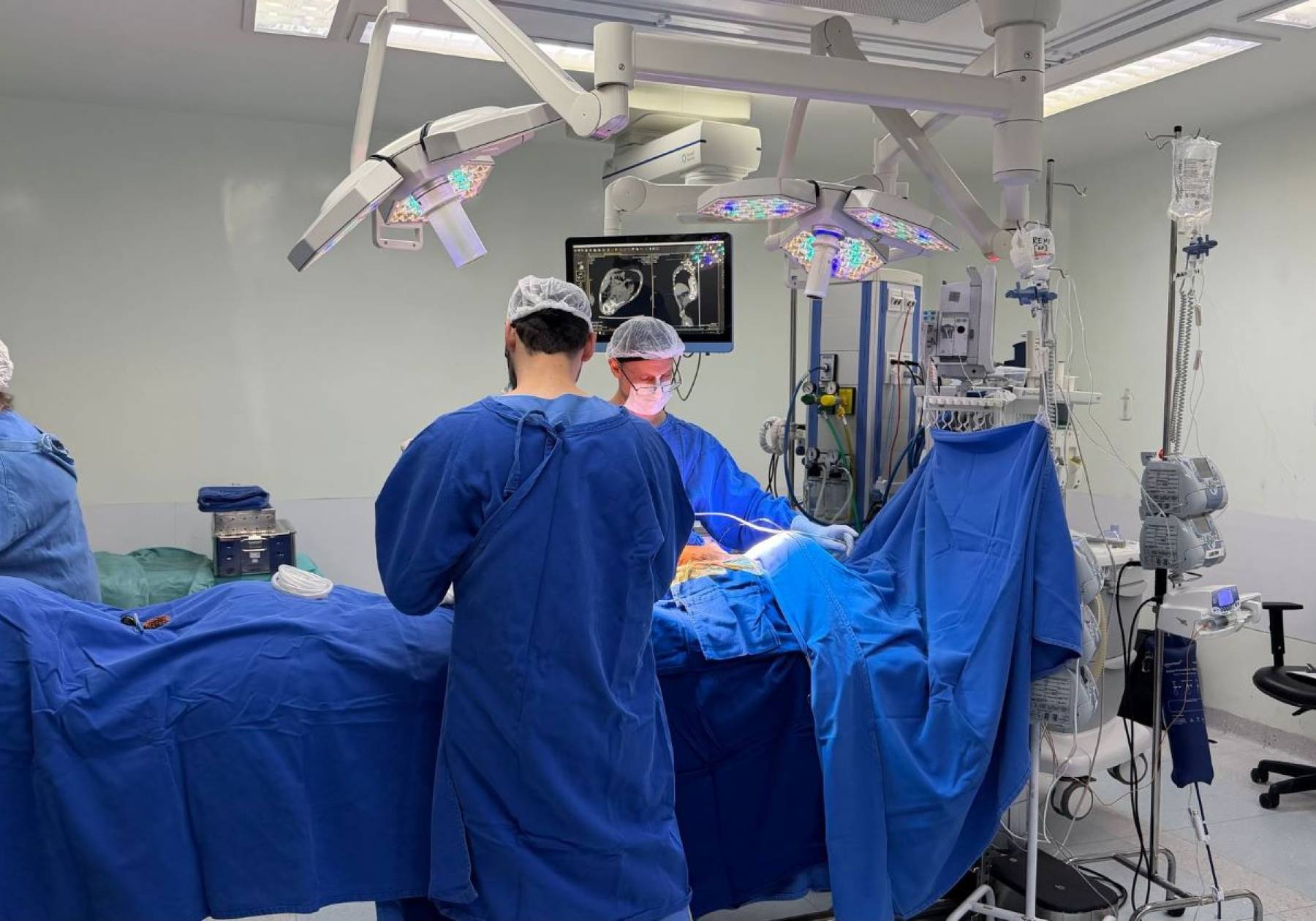 Criança com doença rara poderá voltar a andar após cirurgia moderna no Hospital Infantil Joana de Gusmão