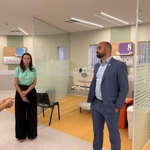 Estado vistoria leitos da UTI pediátrica que serão inaugurados no Hospital Materno-Infantil Santa Catarina em Criciúma 