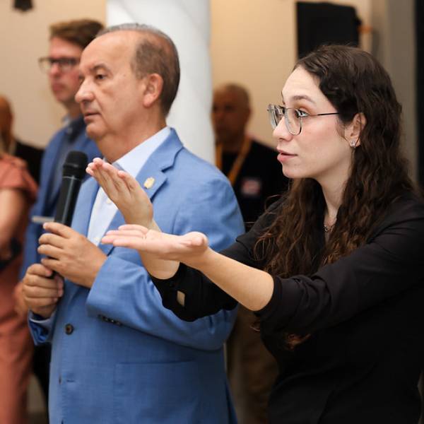 Lançado pelo Governo do Estado, “SC em Libras” está disponível em hospitais públicos 