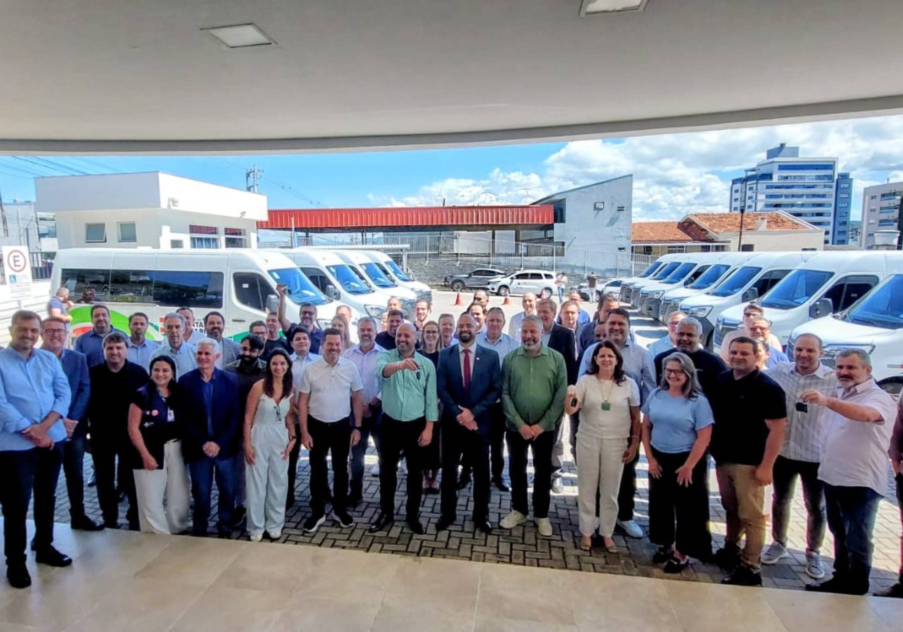 Estado entrega 12 vans para o transporte de pacientes a municípios catarinenses