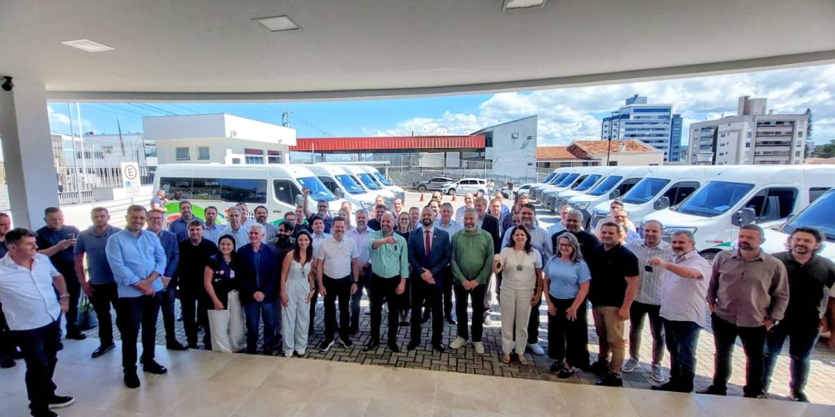 Estado entrega 12 vans para o transporte de pacientes a municípios catarinenses