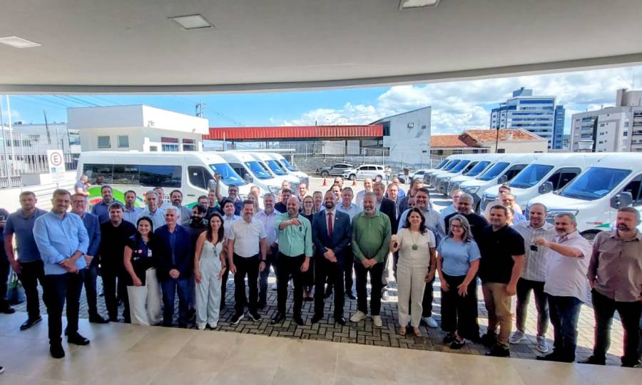 Estado entrega 12 vans para o transporte de pacientes a municípios catarinenses