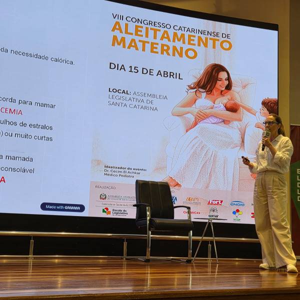 Saúde SC destaca importância da amamentação e capacitação profissional em congresso catarinense 