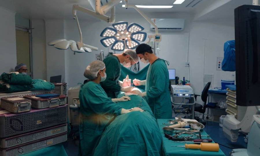 Estado fortalece assistência pediátrica com primeira cirurgia de coluna no Hospital Pequeno Anjo em Itajaí