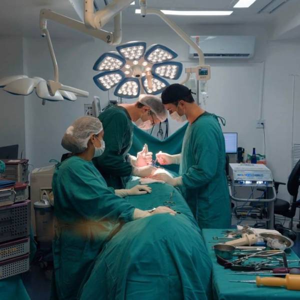 Estado fortalece assistência pediátrica com primeira cirurgia de coluna no Hospital Pequeno Anjo em Itajaí