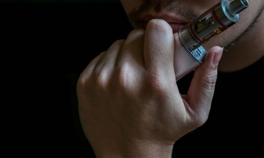 Santa Catarina registra queda do tabagismo, mas avanço dos cigarros eletrônicos entre jovens acende alerta