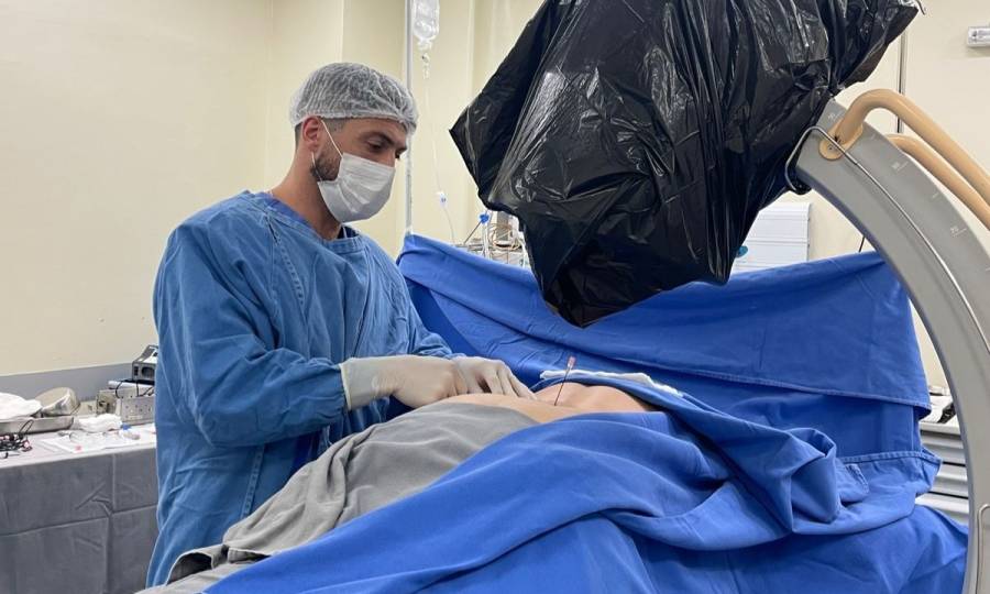 Hospital Celso Ramos realiza primeiro procedimento combinado de medicina regenerativa para tratamento de dor crônica