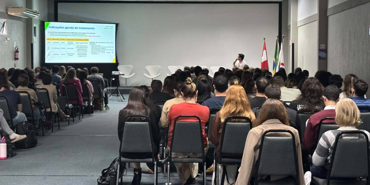 Capacitação reúne profissionais para fortalecer o enfrentamento às hepatites virais em Santa Catarina