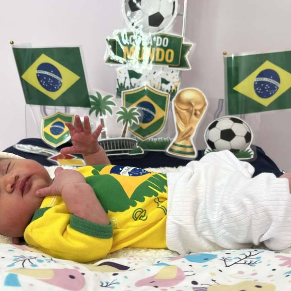 Hospital Regional Ruth Cardoso realiza sessão de fotos com bebês em alusão à Copa do Mundo