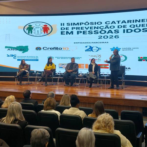 Saúde debate estratégias para prevenção de quedas em idosos durante simpósio na Alesc 